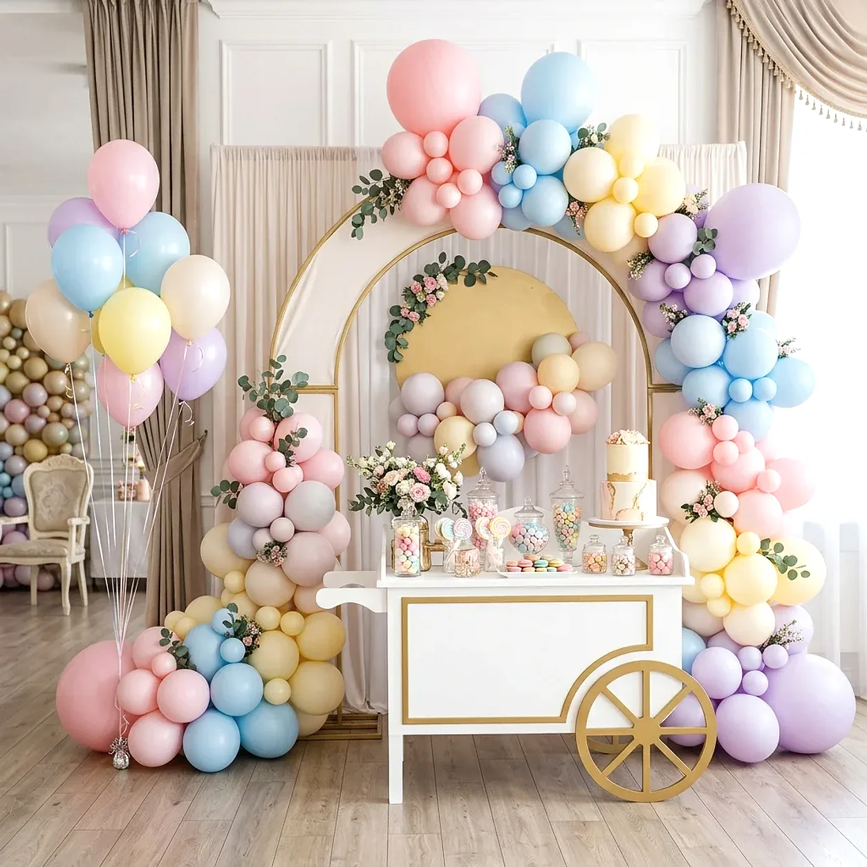 Arcadă pastel roz/lila/crem în jurul unui panou rotund și unui cărucior decorativ, în interior.