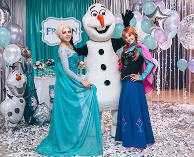 Elsa, Ana și Olaf la petrecere